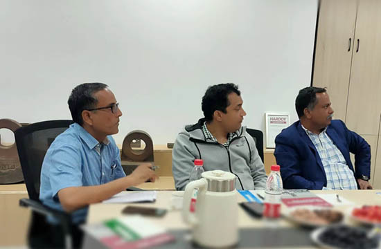 탄자니아에서 온 고객들이 방문합니다.