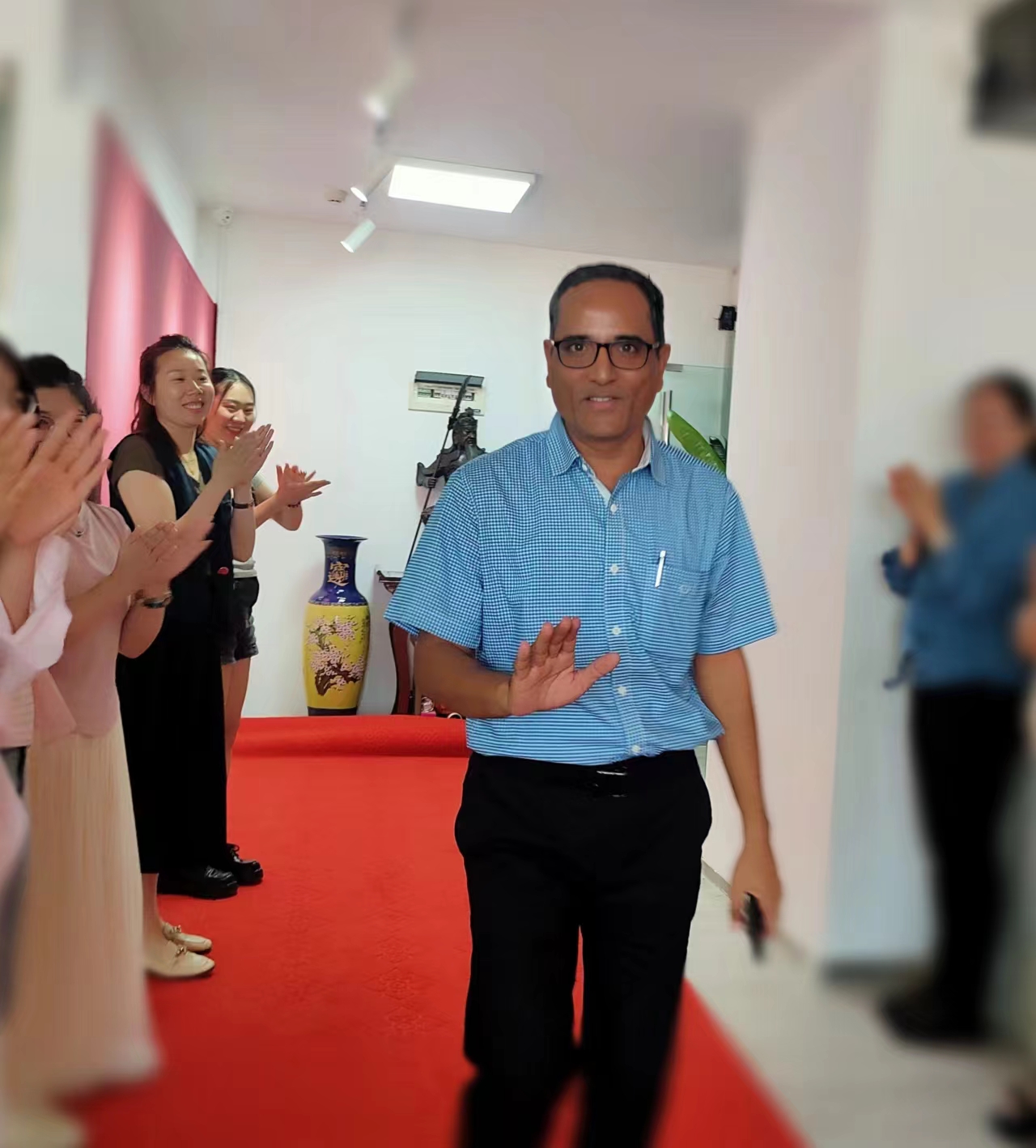 탄자니아에서 온 고객들이 방문합니다.